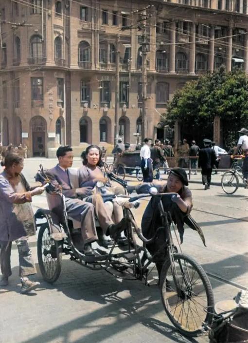 光看图五，乍一看，民国时期的黄包车夫们，一个月的收入还真不少，养活一家子完全足够