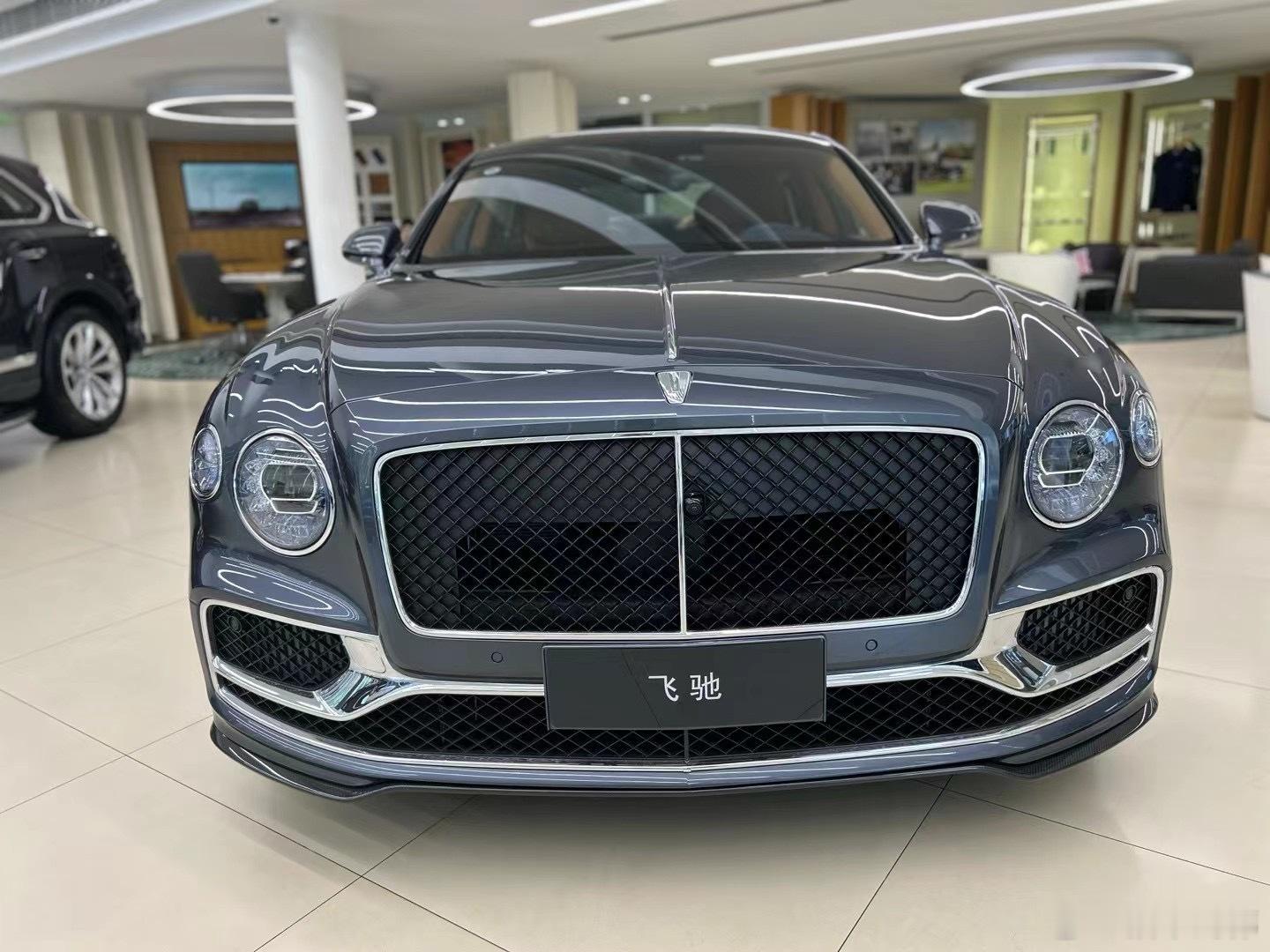 迅雷蓝/棕内飞驰V8 裸车317万含消费税 ​​​
