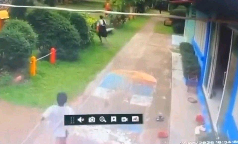 6月15日泰国沙功那空府一所学校的监控画面太吓人了！一个9岁男学生不满被老师批评
