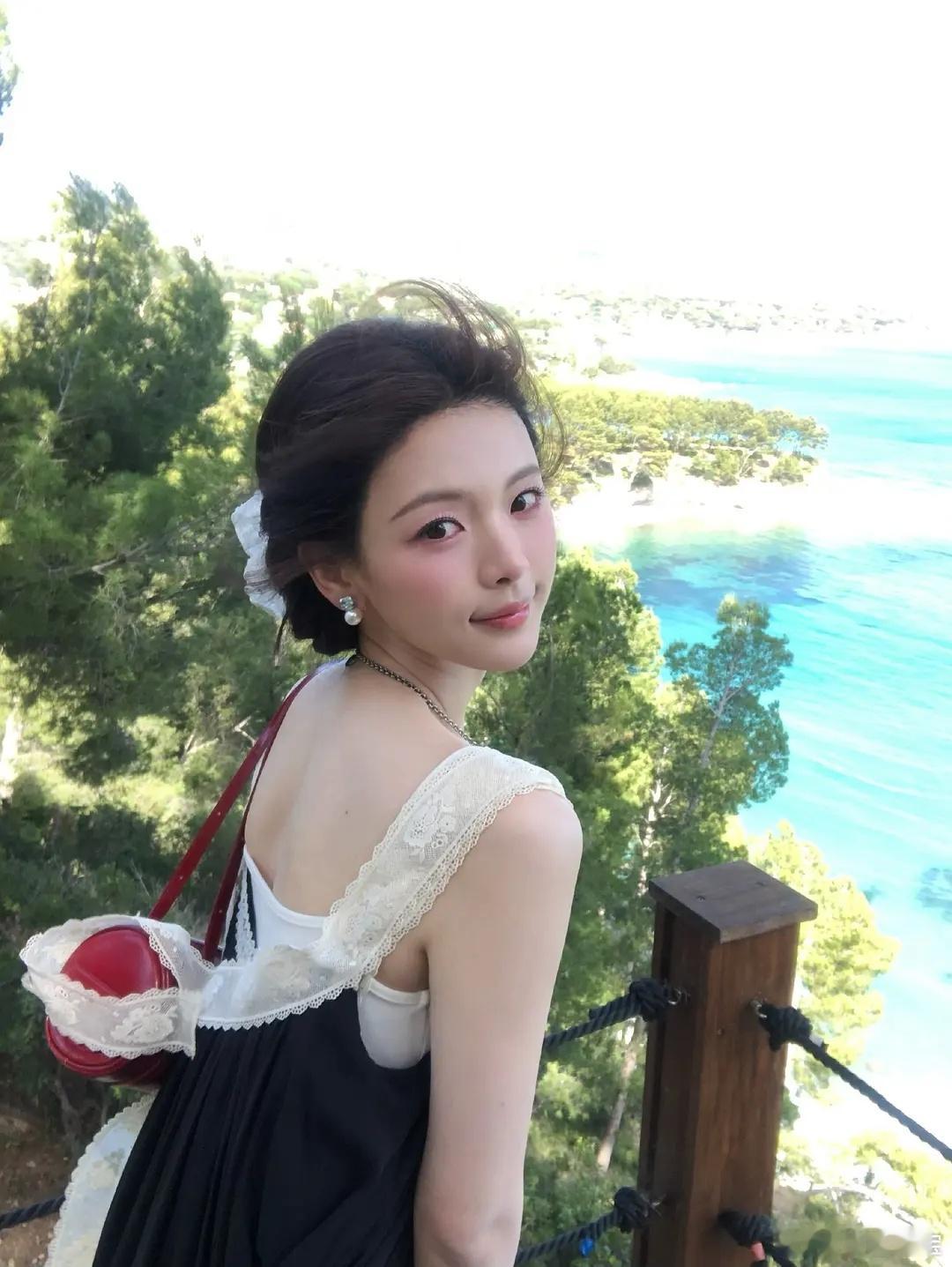 杨超越是不是比白鹿综艺感强多了？路人缘也更好？下一季跑男会不会请她常驻？