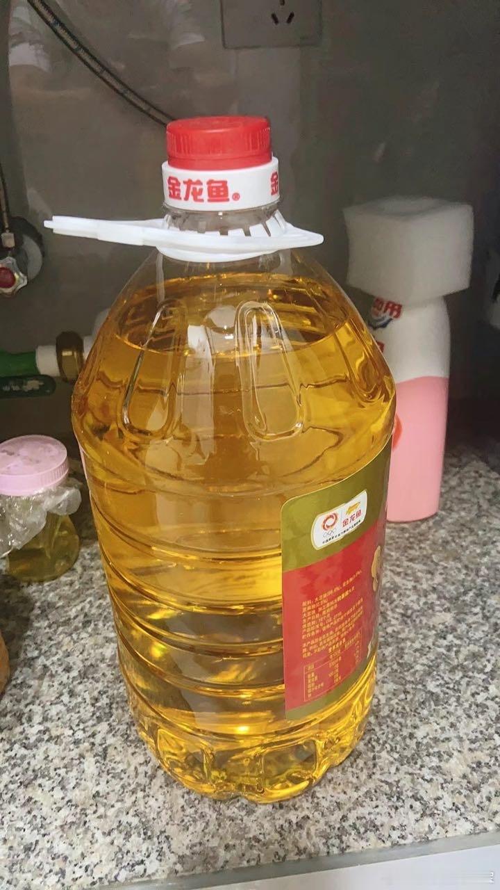 张朝阳物理课硬核拆解金龙鱼    金龙鱼1:1:1调和油当你轻轻打开一瓶金龙鱼1