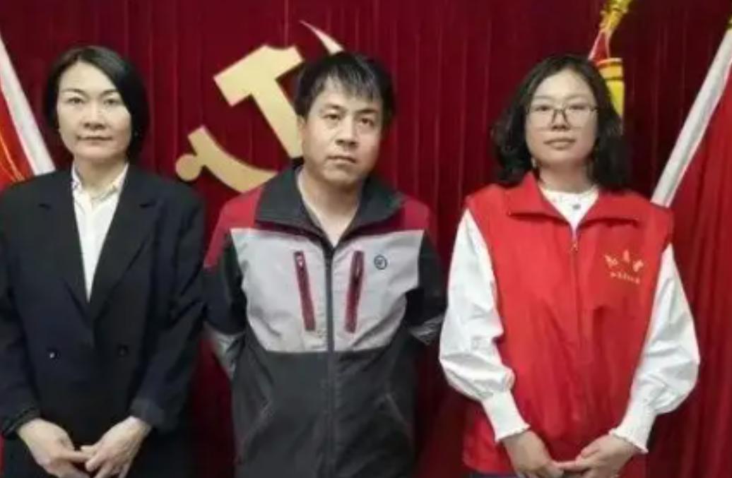 这就是命！2025年5月，北京一快递小哥在一栋别墅送快递，发现女主人前一天的快递