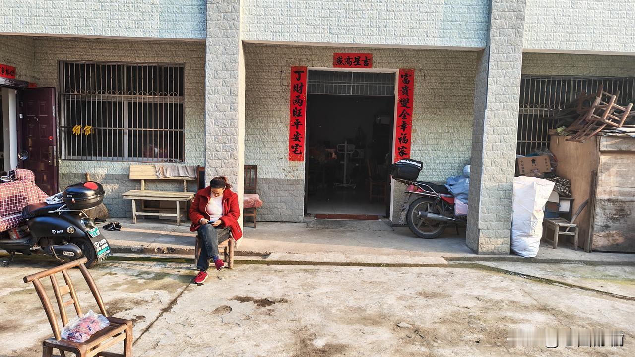 你对下联。
上联：春光荡漾盈门户
下联：夏影婆娑满院堂
         （下联