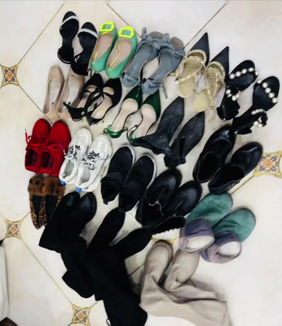 十年前的高跟鞋断舍离，和旧时光轻告别，腾空间清心境，不穿的鞋全扔掉，顺便把鞋柜分