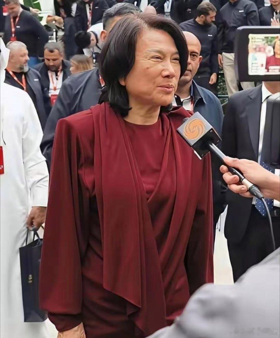 有一次，主持人问董明珠：“你朋友圈里都是马云、刘强东、王健林这些大佬，你们平时聊