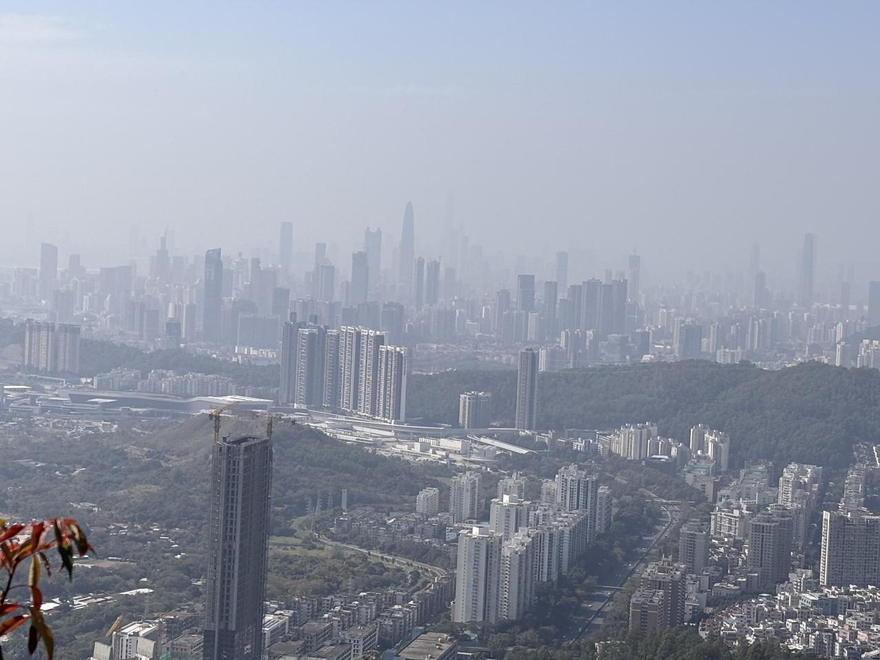 一段话看清广州产业发展的地理困境。广州是整个大湾区城市群的中心，但广州的传统中心