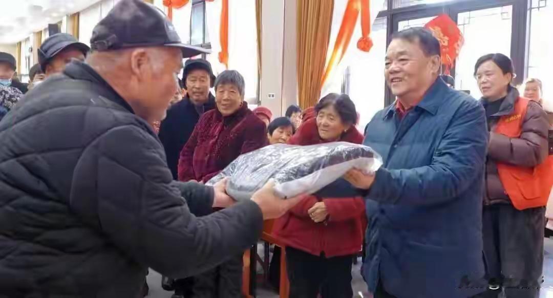 三兄弟11年为全村老人发钱600多万 这太太太暖心了！他们白手起家后回馈家乡，1