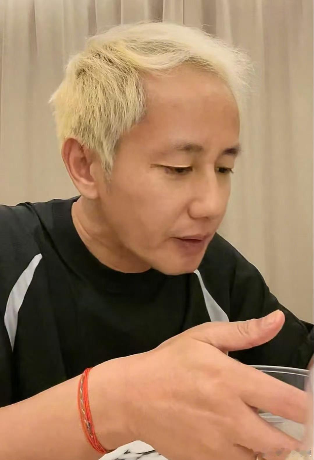 赵露思爸爸为了女儿漂发生病也会这么照顾自己孩子的心情 真的好感动 赵露思爸爸对赵
