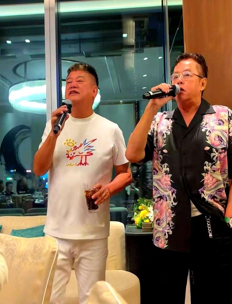 谁能想到，去年还公开说“合久必分”的谭咏麟和陈百祥，今年又勾肩搭背了。

当初明