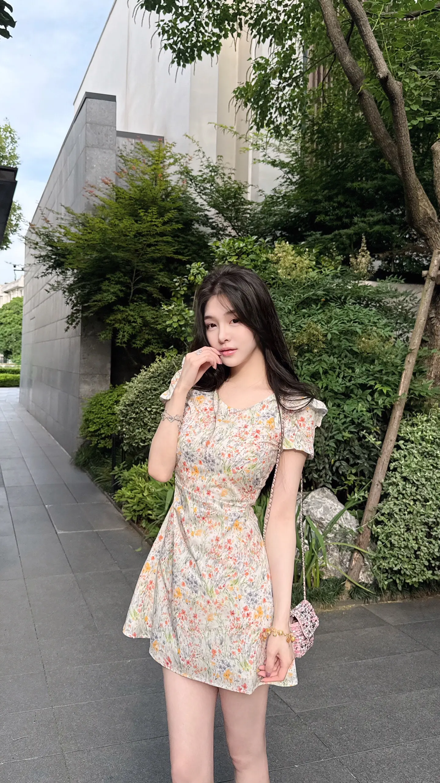 🌷闯入夏日花园。今年夏天最美丽的碎花度假裙💕 温柔舒适又日常的穿搭