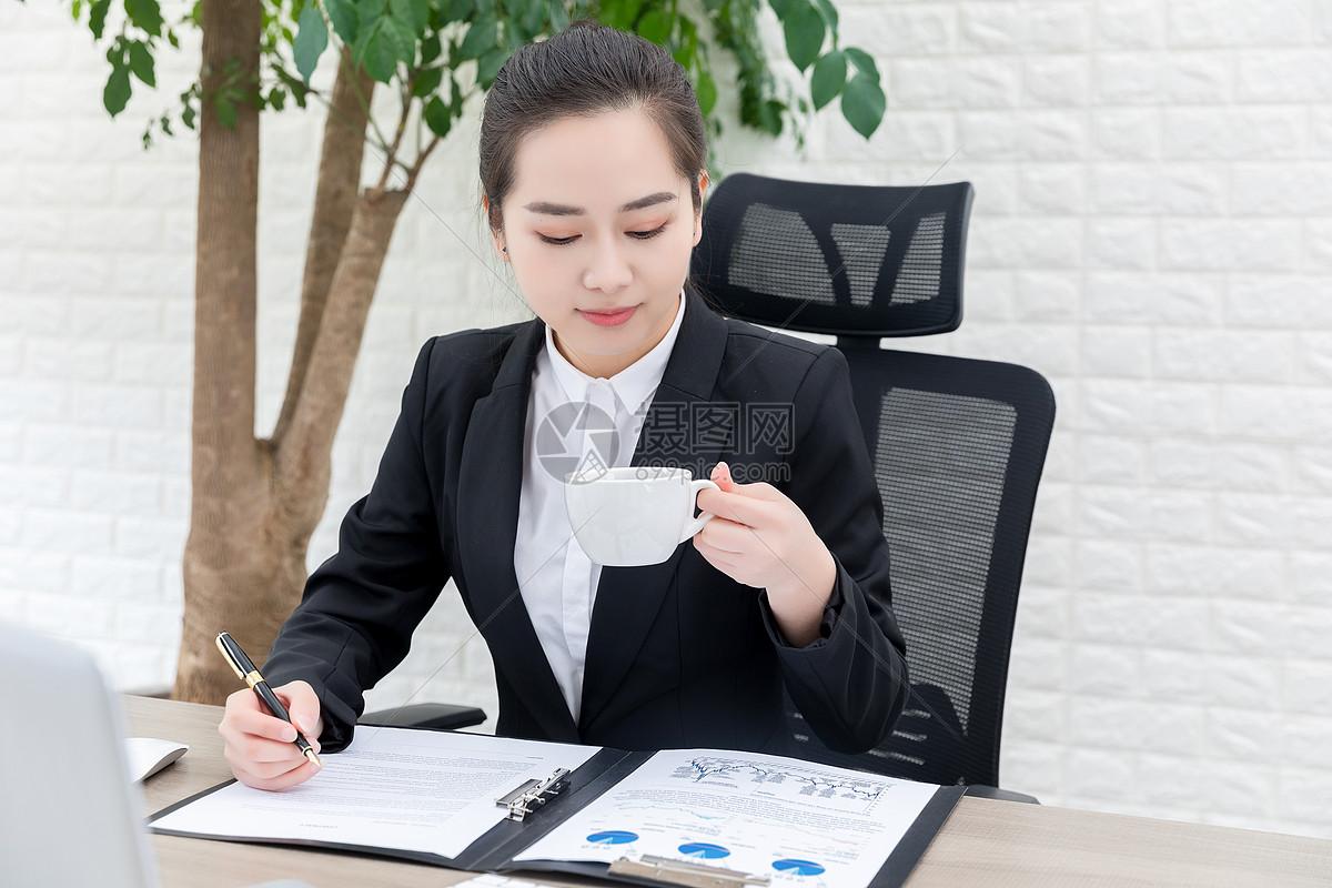 震惊！同事暗中制造工作闯祸，背后竟隐藏着一场惊天阴谋，真相令人震惊！

我叫李明