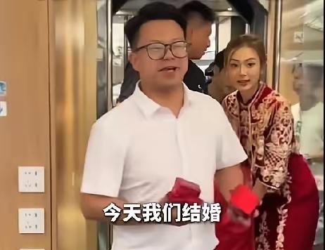 新娘坐高铁去结婚，新郎上车后一个举动，全车厢沸腾：这婚车也太顶了！

“各位乘客