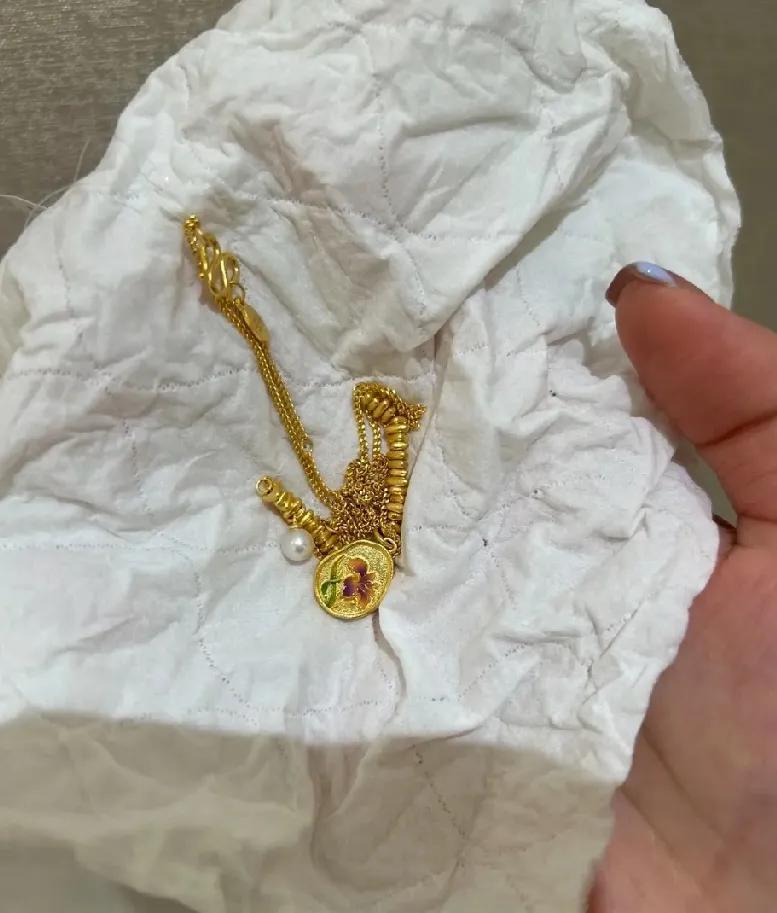 今天去金店，柜姐一看到我用纸包得金子，立马说我：以后绝对不能这么做 .

这话像