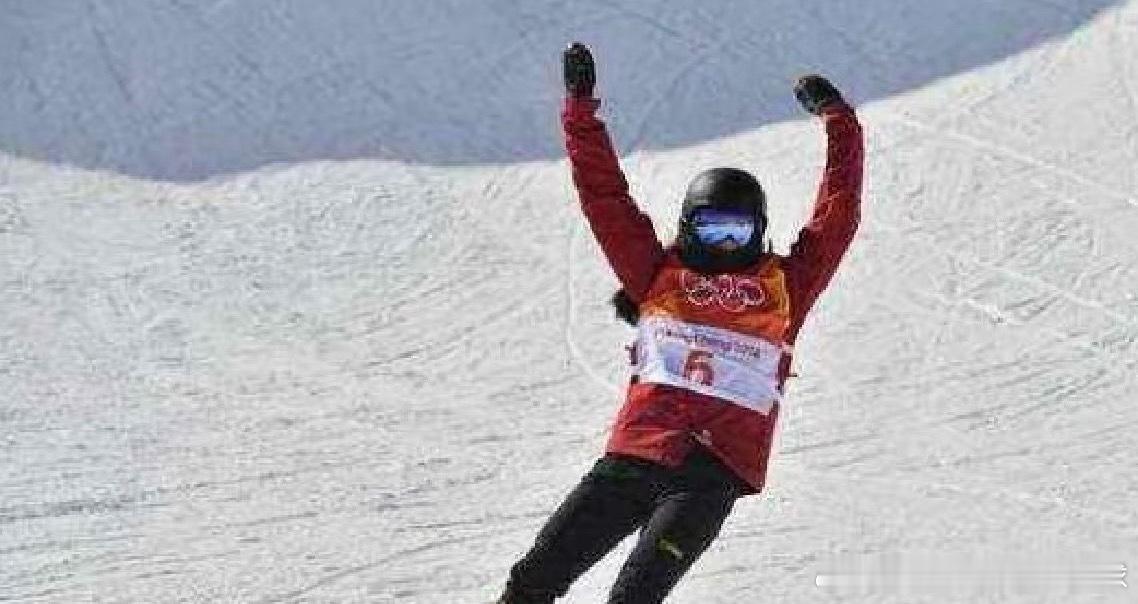 刘佳宇摔倒冬奥第五趟征程，刘姐摔的是我们心都揪起来了刚从平昌银牌到带伤复出，拄着