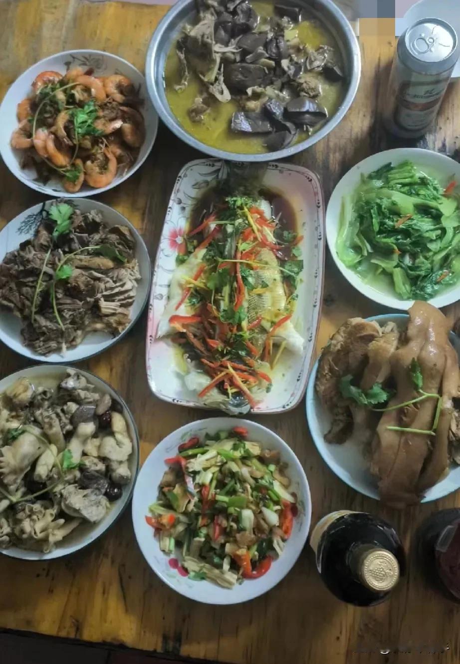 忙碌了一天，做好了年夜饭。
虽然没有回老家，但一家人在东莞团聚。
团聚就是年!
