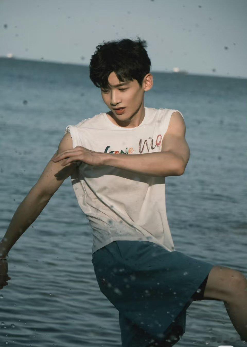 白敬亭[超话]  少年感白敬亭强势来袭 谁不喜欢痞帅的男生呢 这要是上学期间看见