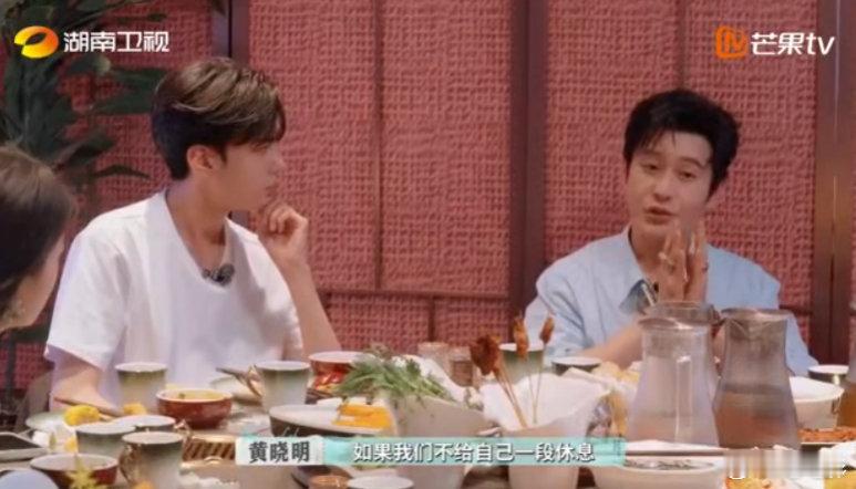 黄晓明[超话]黄晓明营业也要有松弛感晓明哥是懂松弛感的！开店第一天忙完，拉着大家