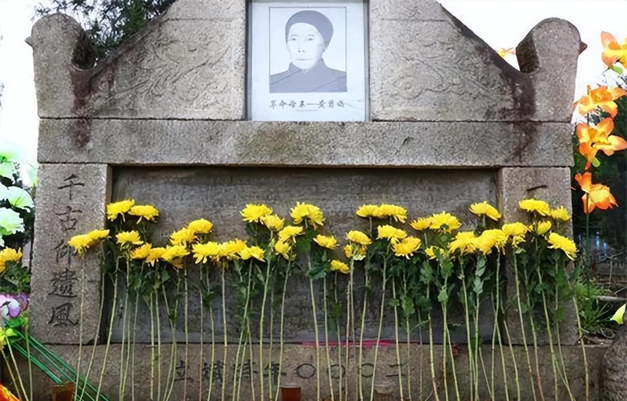 毛主席指了指名单，对着工作人员说道：“把黄菊喜的名字加上去吧！”工作人员有些疑惑