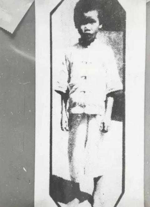 1933年彭湃8岁的儿子彭士禄在汕头炮台监狱，披着麻袋片，光着脚，吃着霉饭，被折