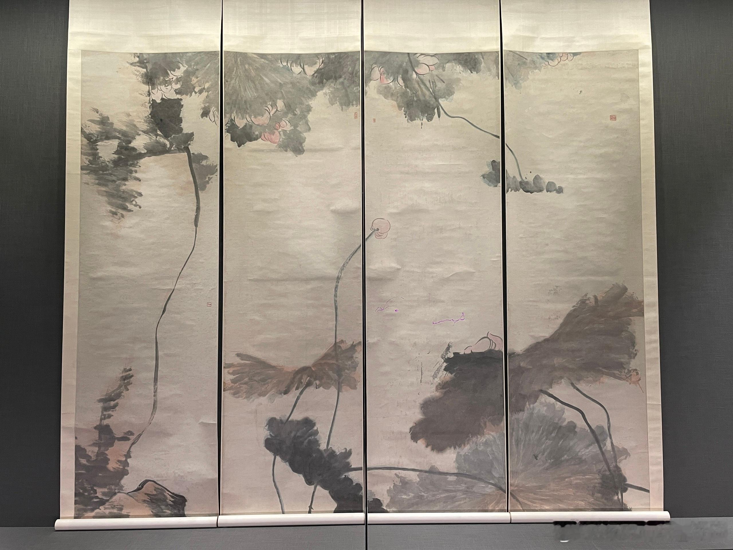 生活手记我始终偏爱八大山人。他的笔下，鱼翻着白眼，鸟缩着脖子，山石歪歪斜斜，枯荷