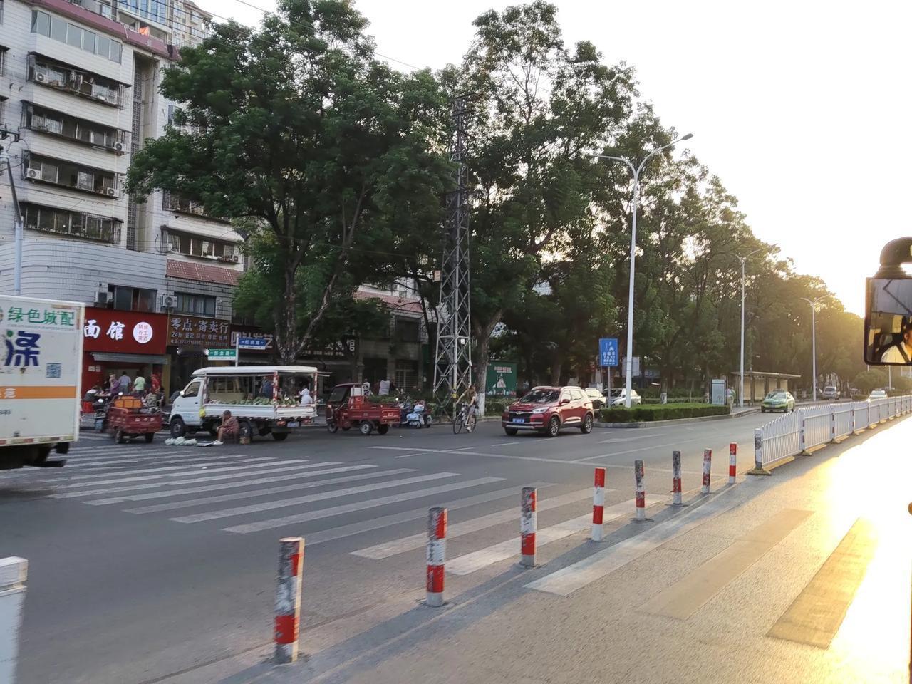 难怪襄阳公交亏钱，坐了趟公交，满满一车人，只有三个人不是爱心卡[笑哭][笑哭][