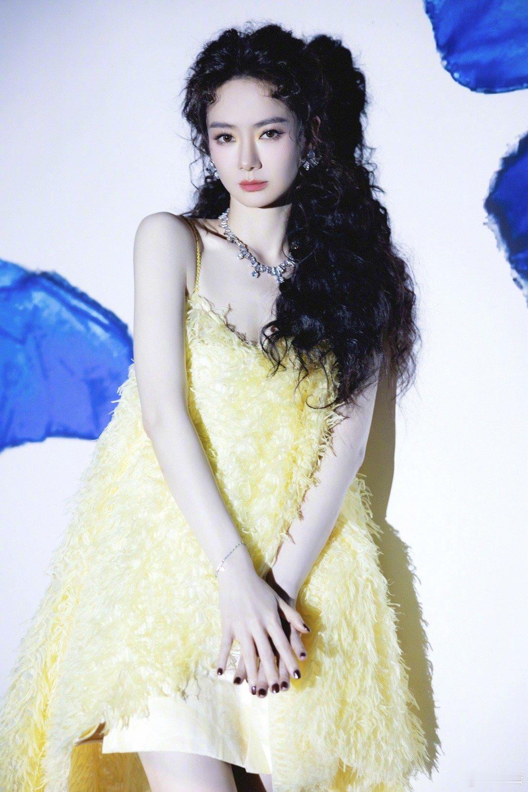 #戚薇蓬松长发#、#戚薇暗红美甲# 戚薇蓬松长发，戚薇暗红美甲，可以有啊，我爱了