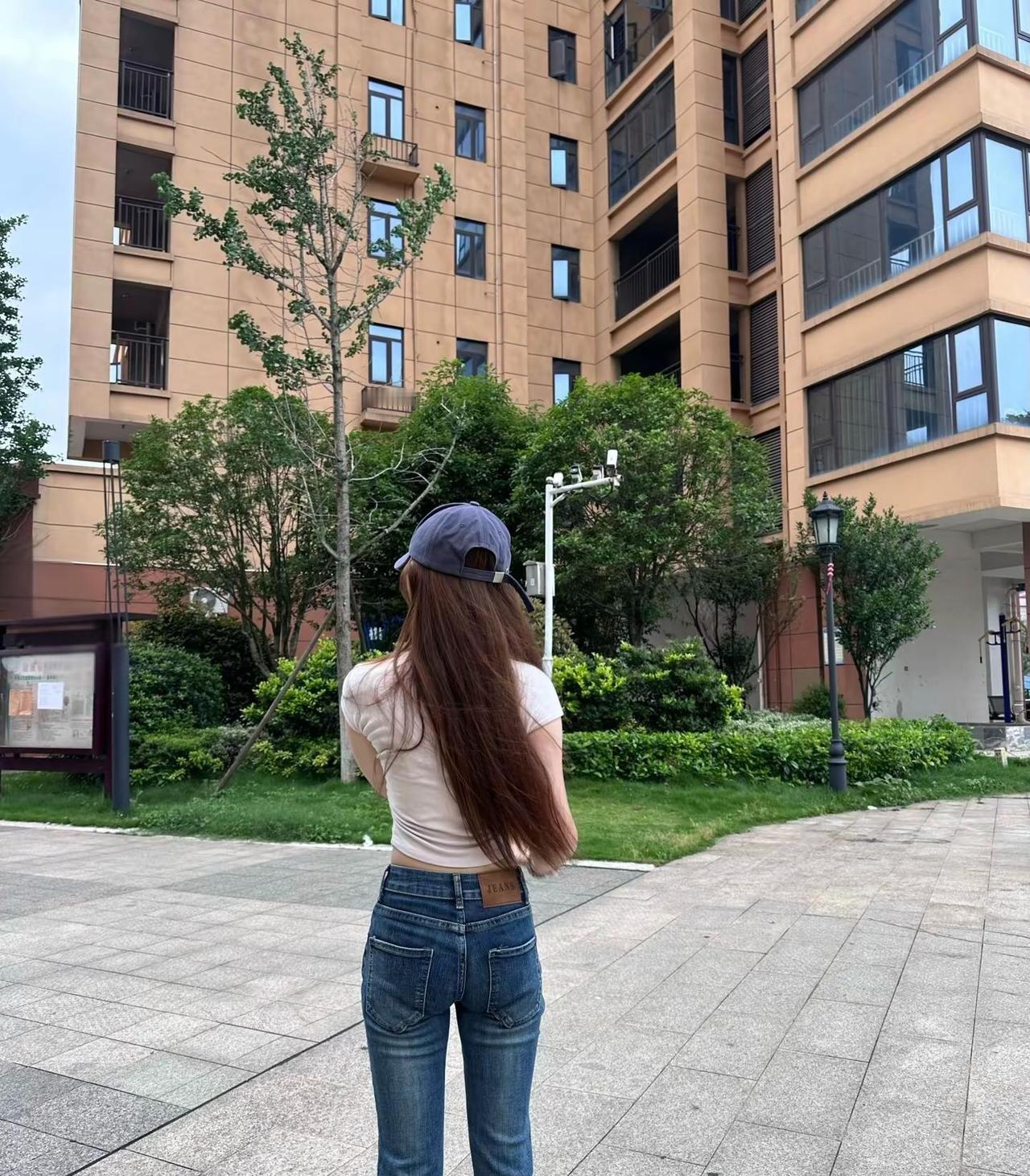 在我最难的时候 你陪在我身边 我发誓 等我好起来 我一定要对你特别好 好到足以让