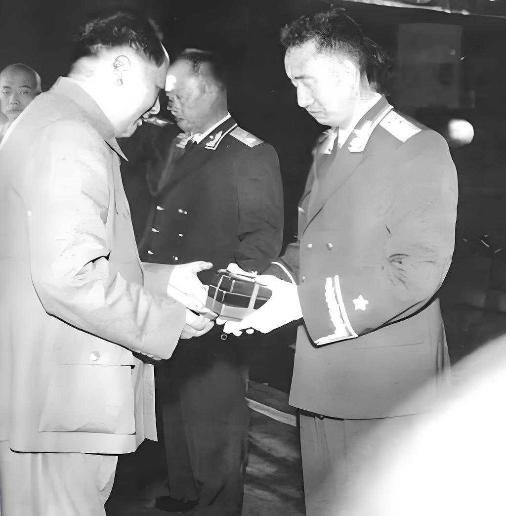 带兵打仗的最高境界是啥？看看毛主席对徐向前就懂了，那是根本“无需批评”！

大伙
