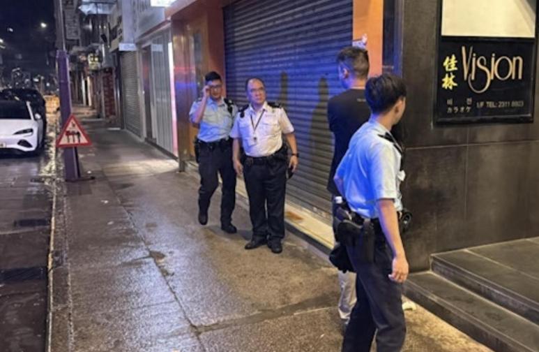 身份曝光！年赚 2 亿商界精英遭黑社会围殴不幸离世，命案触发港警大规模反黑整治，