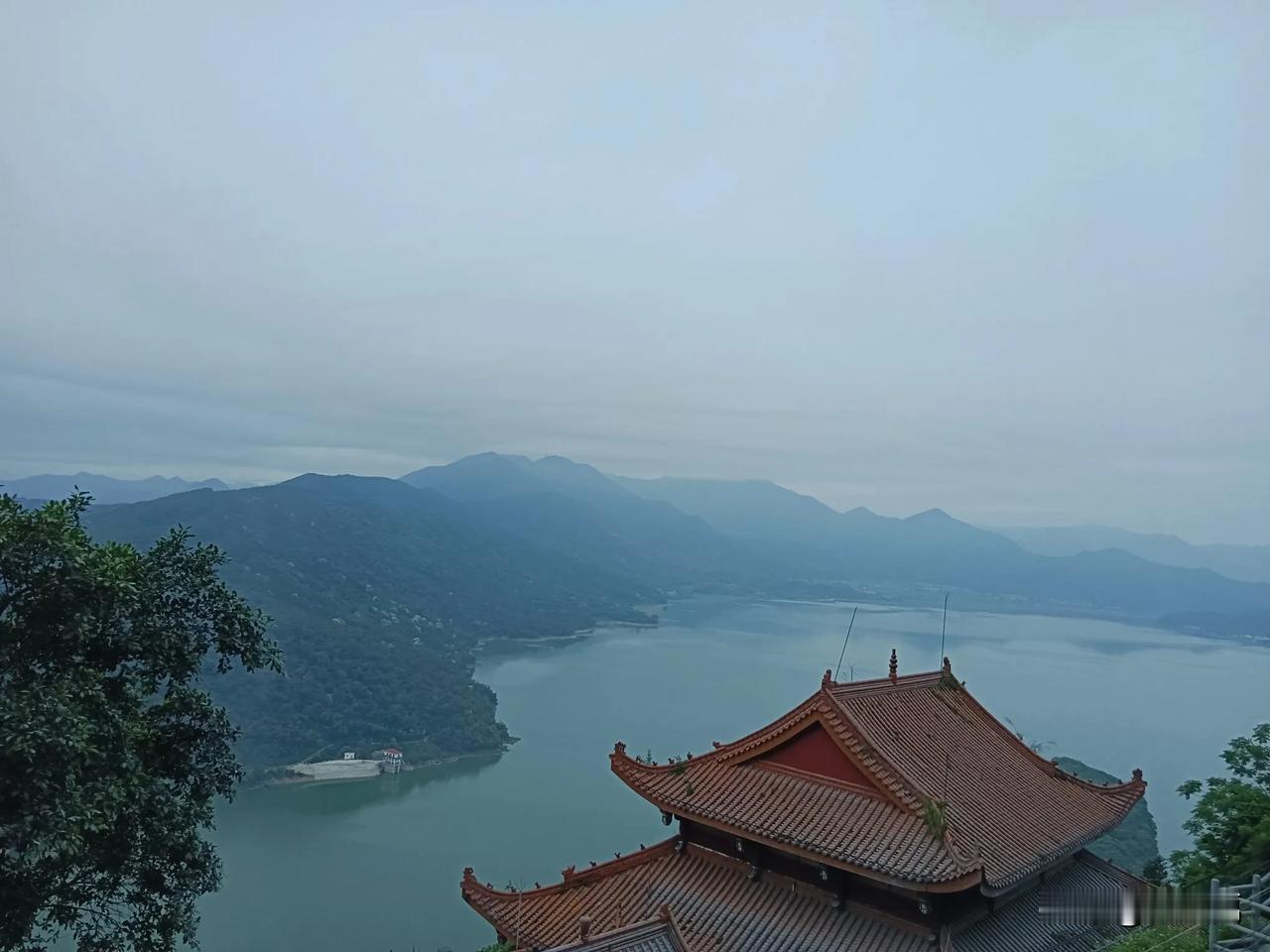 感情里让人难忘的，
是那种了缘后，安静离开的人！

这种一般是来报恩、了却前缘和