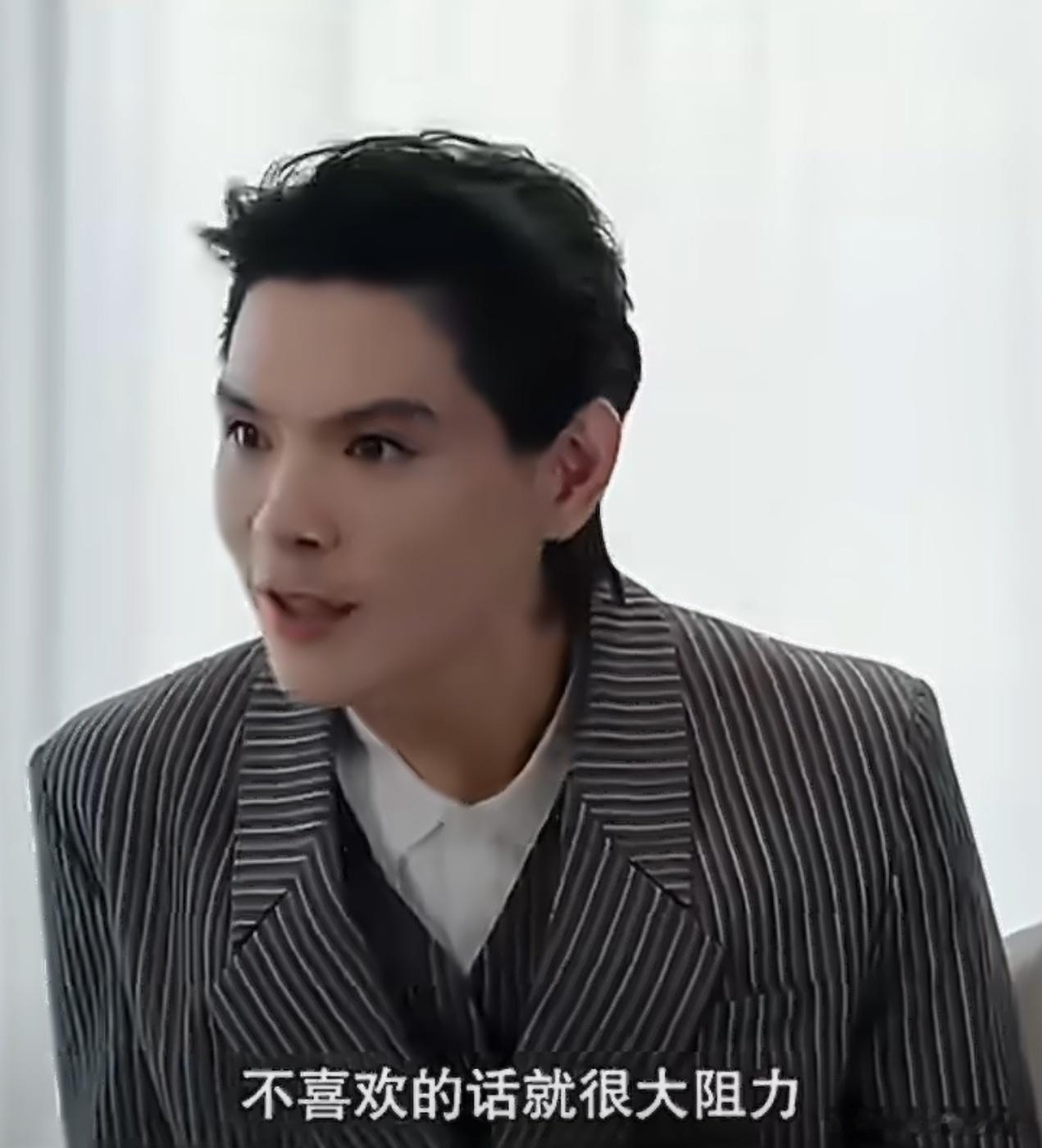 突然发现 向佐其实也挺可怜的， 虽然从小衣食无忧，但是他根本一点自由都没有。 向