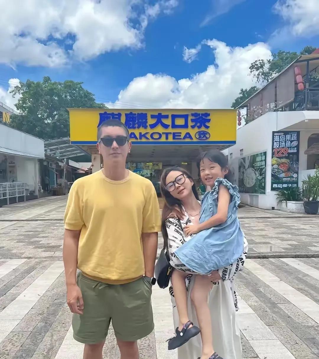 霍思燕一家三口晒合影，杜江和女儿都不太懂事！首先，杜江作为一个大男人，当孩子需要