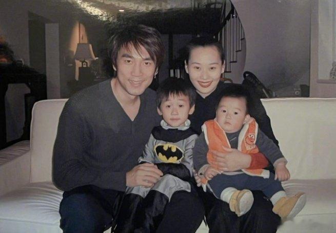 林依轮发文庆祝结婚31周年结婚31周年甜蜜告白，背妻合照氛围感拉满，娱乐圈神仙夫