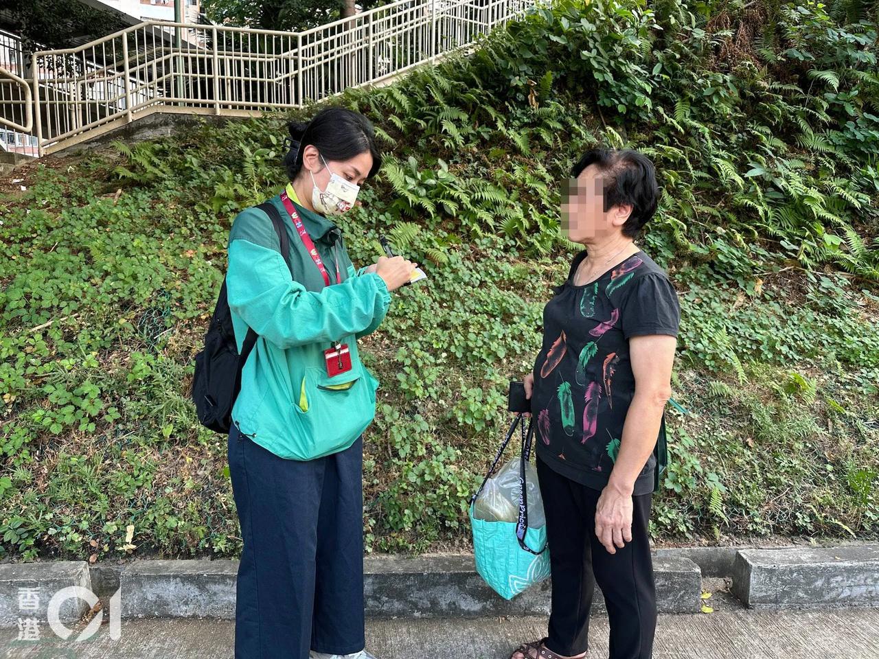 最近香港严打乱过马路。

温女士走一半，看到交通灯已转为“红公仔”，她连忙冲过马