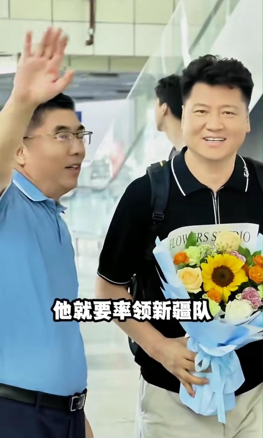 湛蓝的哈达献上来！新疆男篮昨日抵达梨城库尔勒，得到了当地球员的热情迎接和欢迎！只