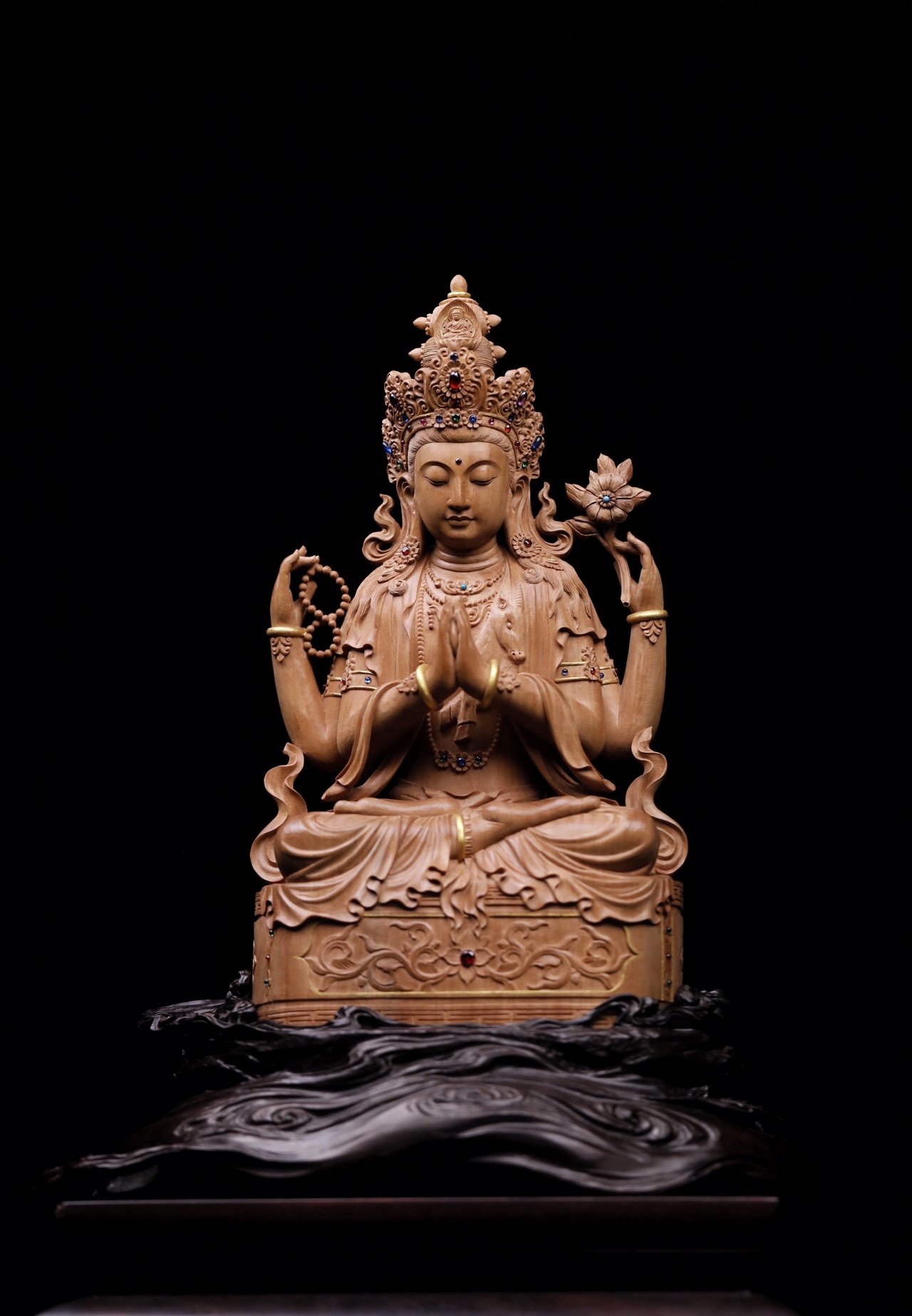 老山檀香｜四臂观音 清刀造像老山檀整料清刀雕刻，醇香凝魄，观音低眉渡众生。  璎
