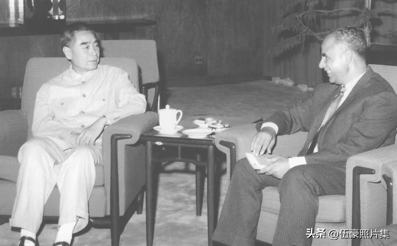 1965年5月24日，周恩来总理会见阿拉伯新闻工作者协会秘书长、阿联开罗《图画周