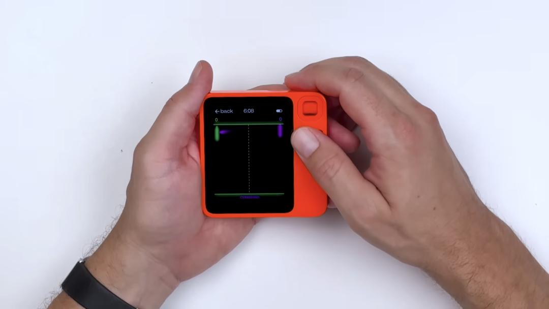 這個明星 AI 硬件在翻車被罵后，把自己「炸了」，并放了一個大招