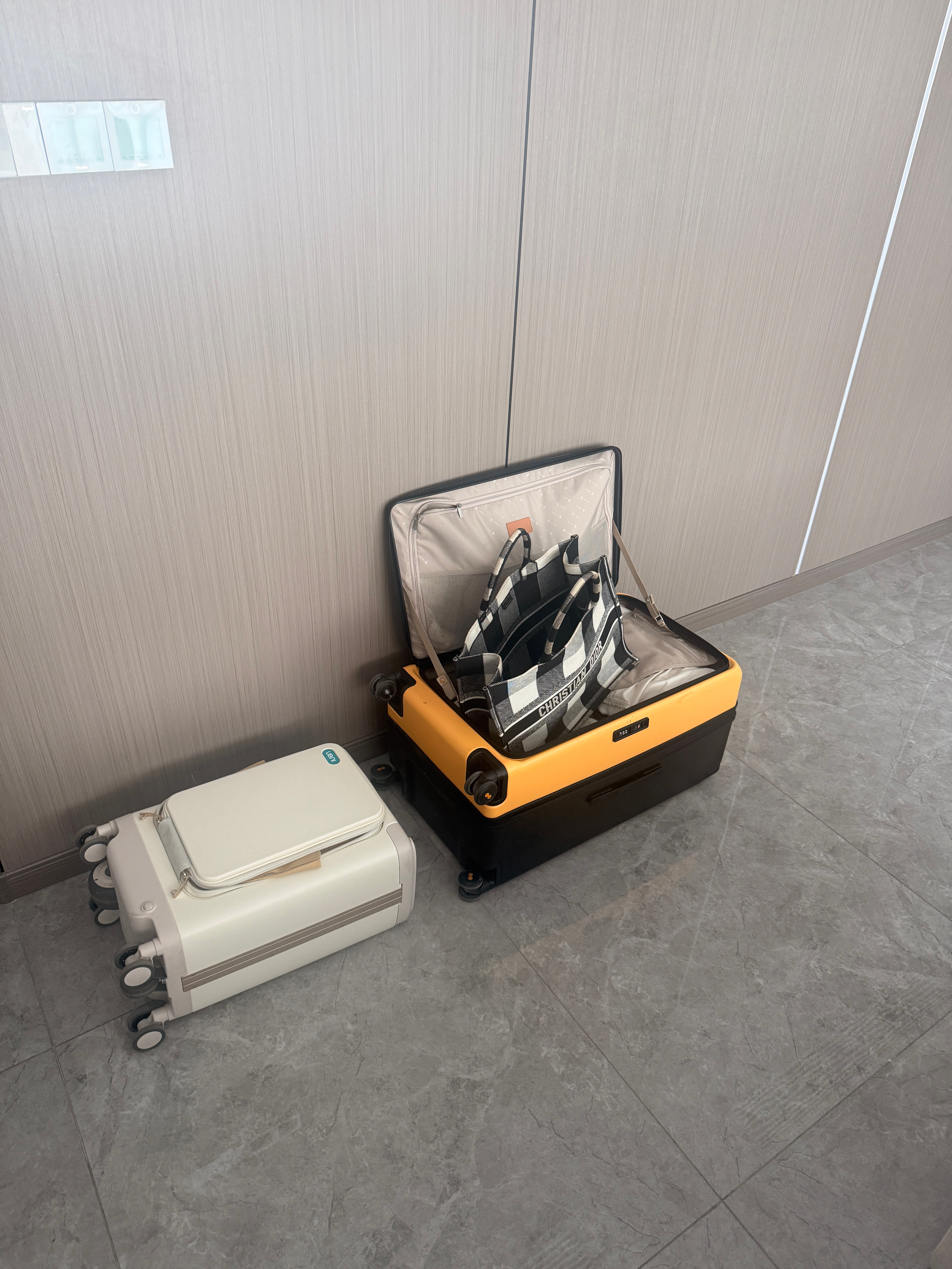 你说我懒吧 我能空腹爬楼你说我勤快吧 行李箱放一周不收拾