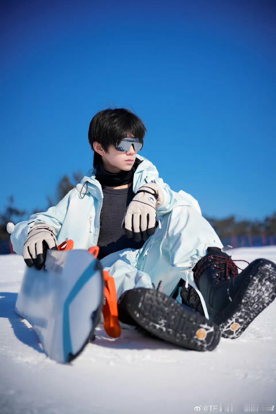 王橹杰滑雪返图了，好帅气的王橹杰