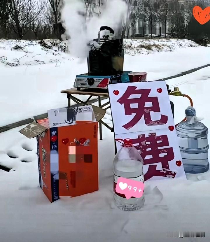 一位外地货车司机在河南开封的积雪公路上艰难行驶，瞥见路边一张纸牌，瞬间红了眼眶破