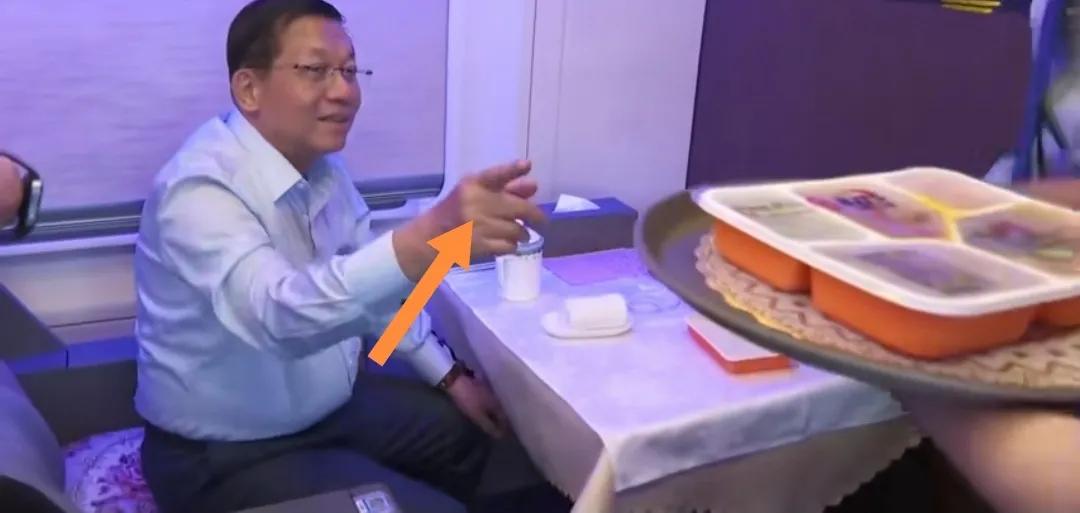 缅甸敏昂来乘坐高铁点盒饭两素一荤。