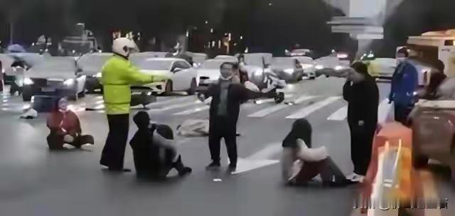 广州这起撞人事件太让人震惊了！4月7日傍晚，陈女士带着儿子和女儿骑车正常行驶时，