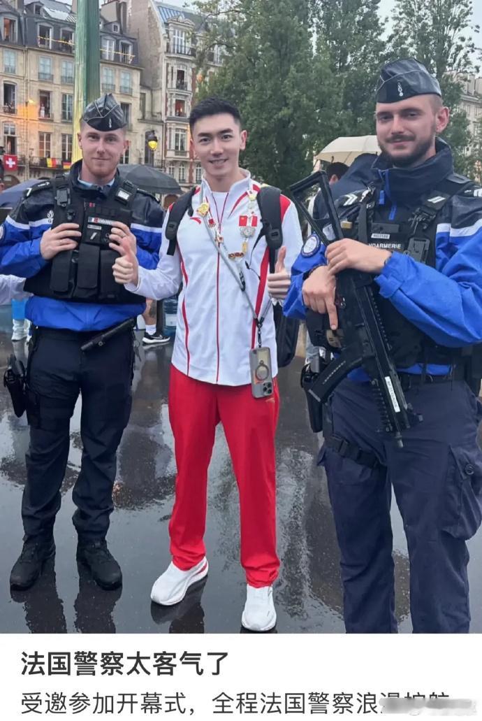 一个卖保险的自称受巴黎奥运会官方邀请参加开幕式，穿着和运动员差不多，文案配着“出