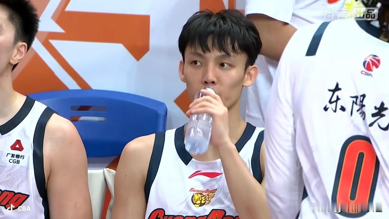 杜锋、朱芳雨相继离开，广东宏远进入重建阶段，是彻底推倒还是小修小补，现在还不得而