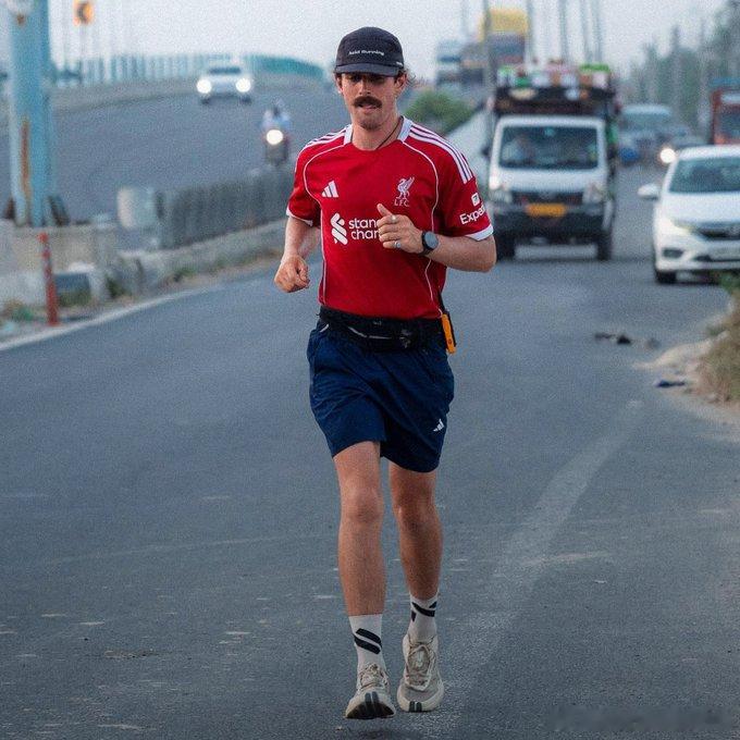 TA：刚刚，利物浦球迷杰克·费恩特（Jack Faint）成为跑遍印度全境的第一