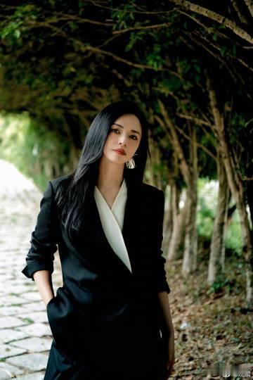 高智感穿搭是姚晨的统治区 姚晨用两套造型征服全场！黑西装老钱风显气场，红裙松弛展