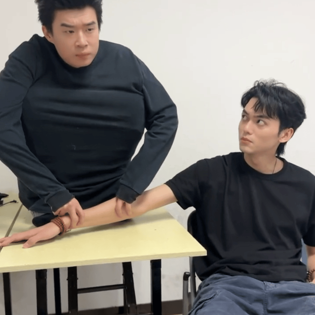 小力士到底在聊什么链接刷到小力士同框就走不动了。一个控场一个跑偏，跑完偏还能丝滑
