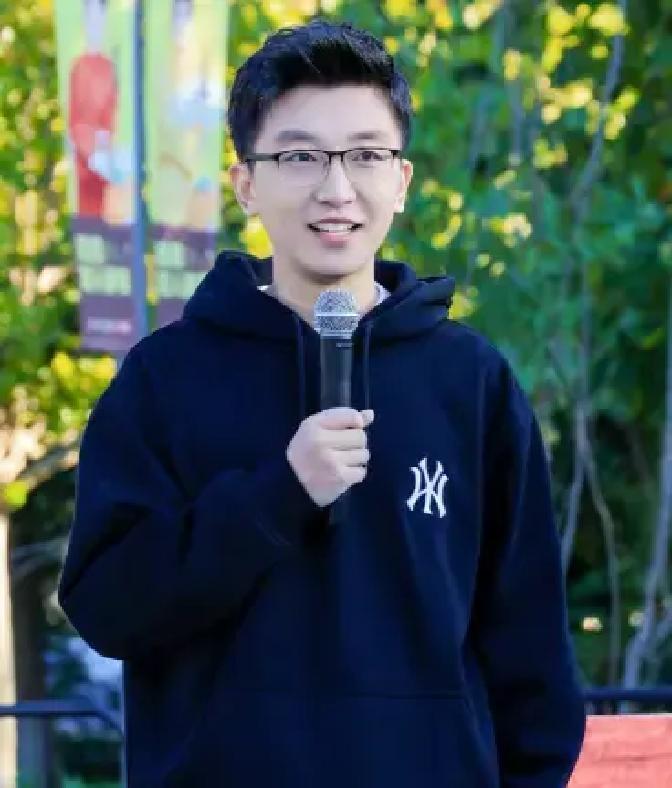 孟川在台上讲他当年为了陪女朋友复读，结果女朋友被补录走了，他自己考进山大，现在成