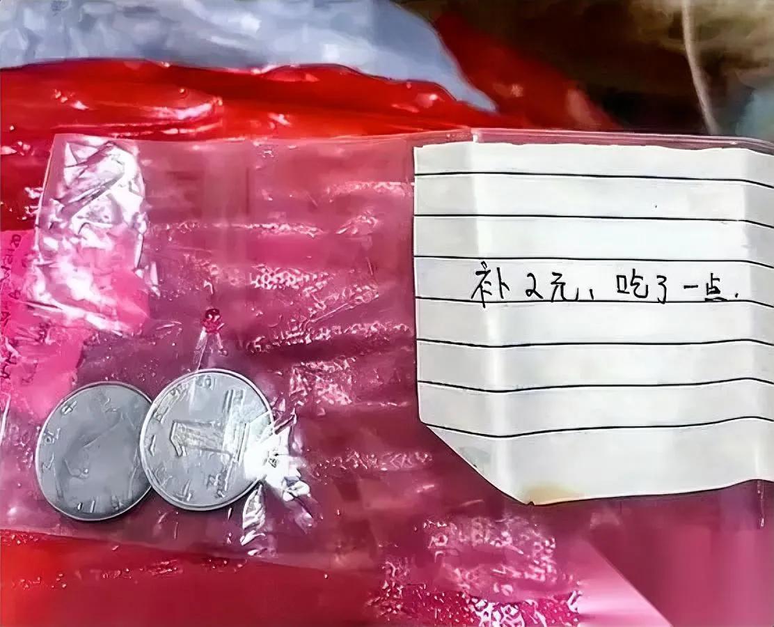 两块钱，一声脆响。

退货箱里蹦出硬币那刻，他愣住。

85后奶爸阿强蹲在地上，